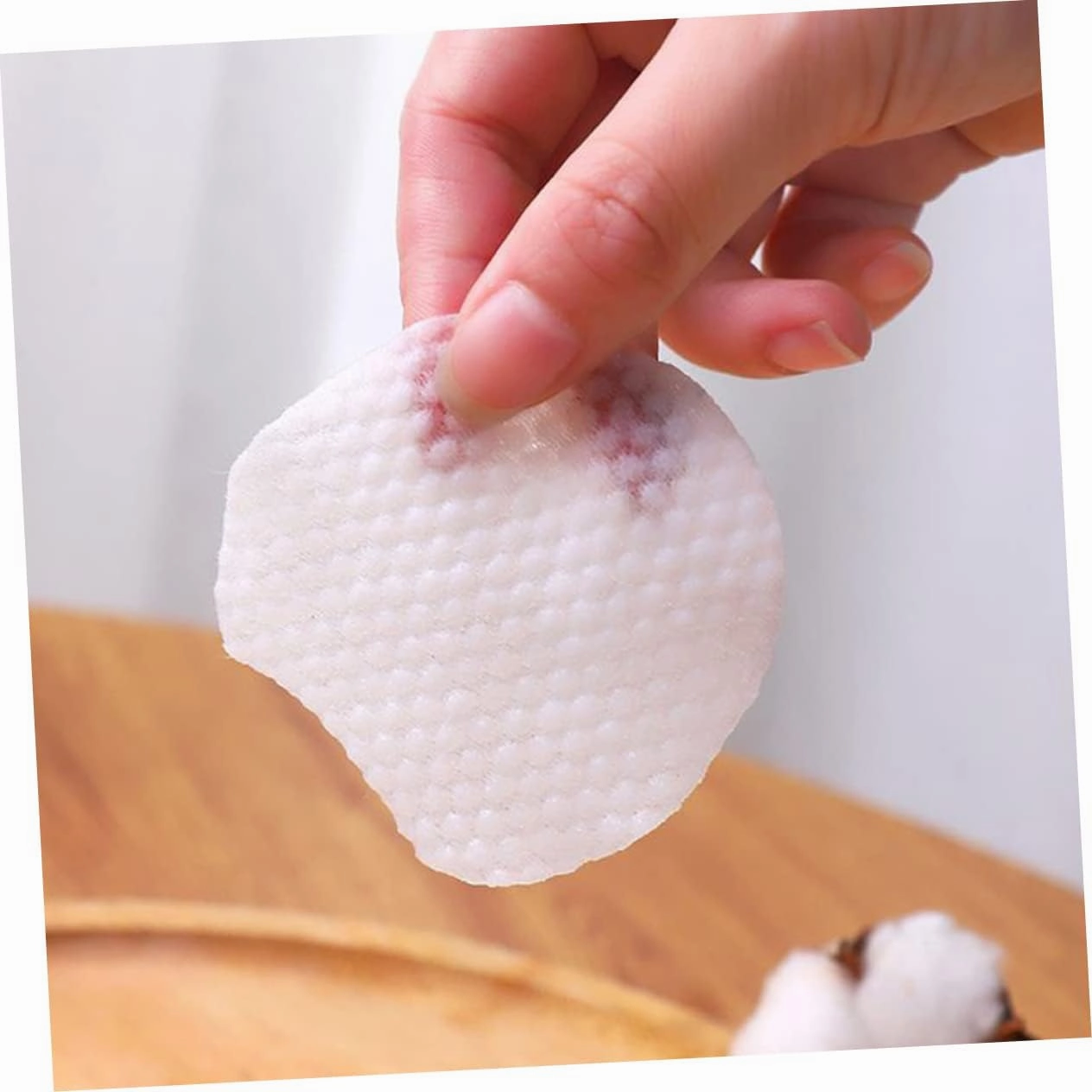 MERRYHAPY 900Pcs Disposable Makeup Remover Pads Thick Cosmetic Cleaning Pads for Face Eyes and Lips Soft Non Woven Makeup Cleaning Pads for Effortless Makeup Removal
