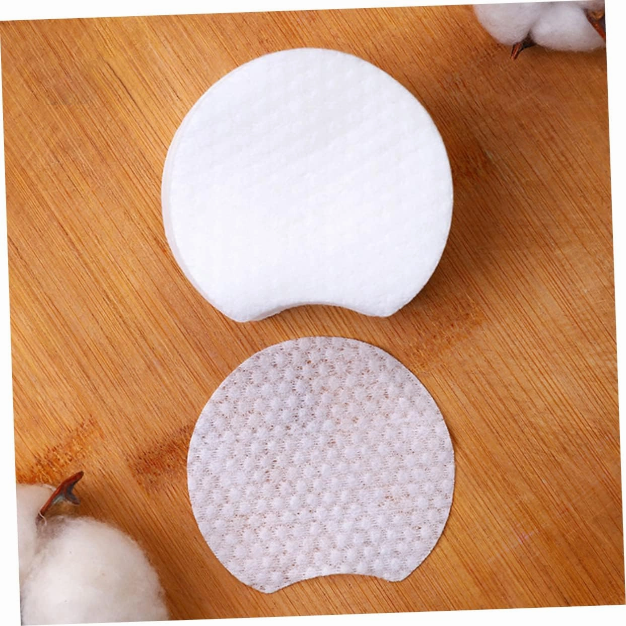 MERRYHAPY 900Pcs Disposable Makeup Remover Pads Thick Cosmetic Cleaning Pads for Face Eyes and Lips Soft Non Woven Makeup Cleaning Pads for Effortless Makeup Removal